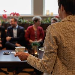 Koffie en thee met een plak cake is dat passé?
